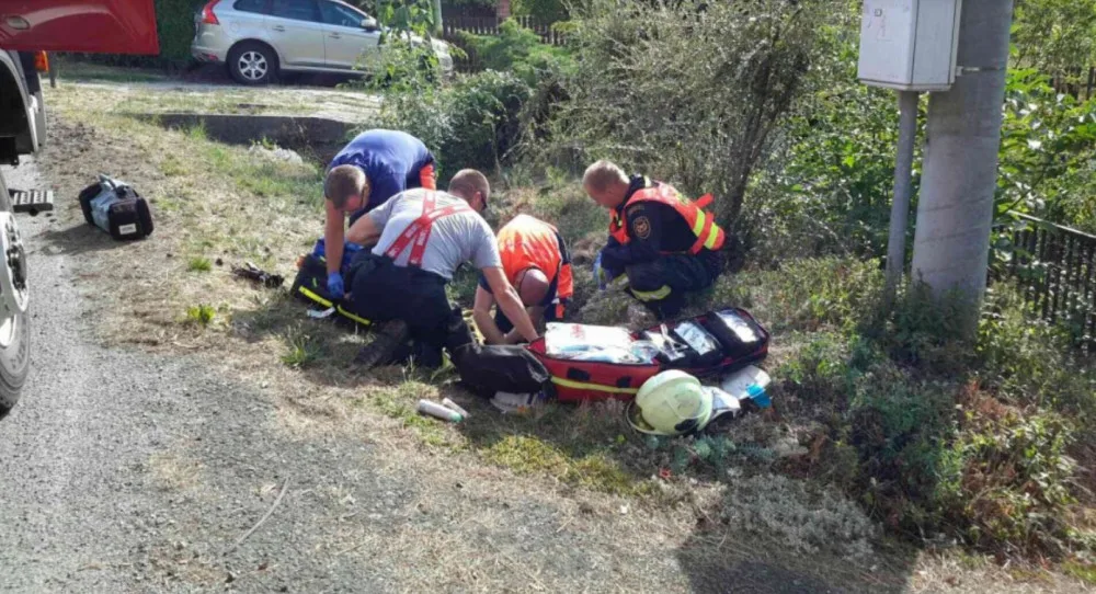 Motorkářka zůstala po nehodě zaklíněná pod mostem. Vyprostit ji museli hasiči