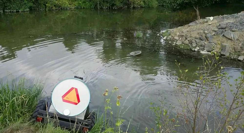 Malotraktor havaroval a skončil v řece. Nad hladinou zůstala jen část vlečky