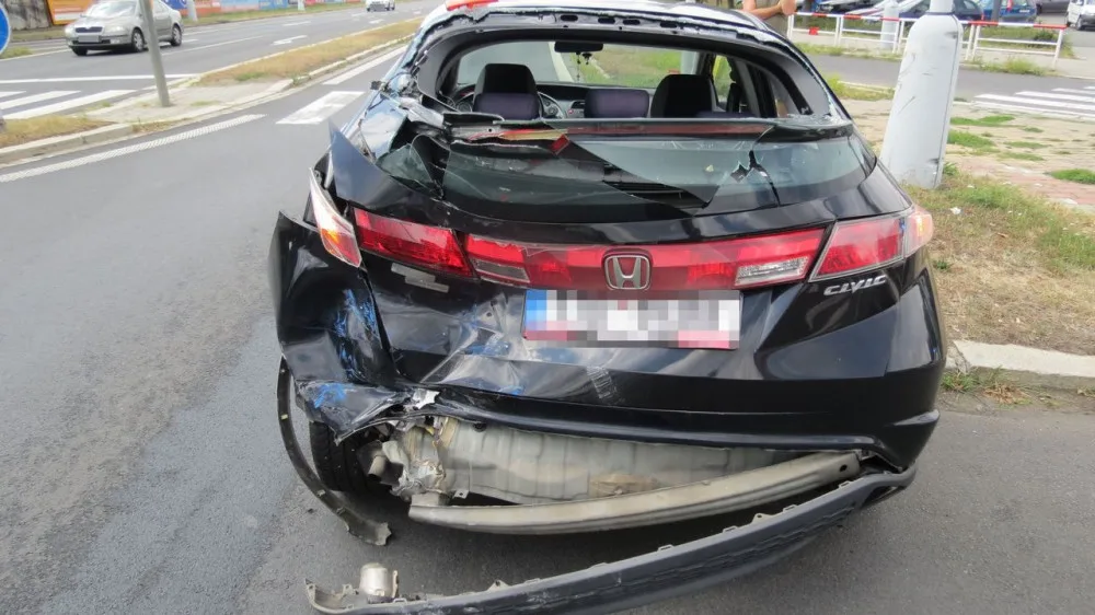 Řidič autobusu nedobrzdil a zezadu narazil do osobního auta, kde se zranila spolujezdkyně