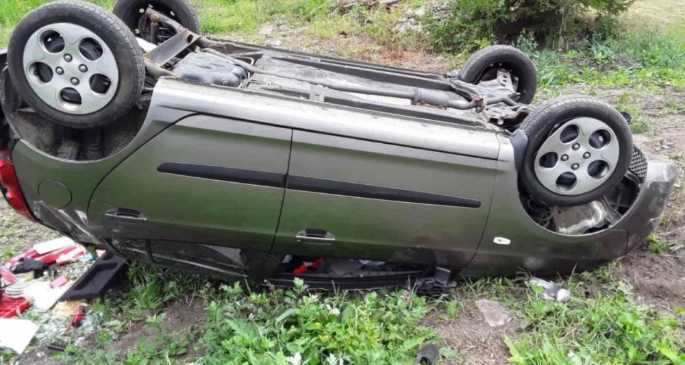 Policie, hasiči i záchranáři zasahovali u auta, které skončilo na střeše mimo silnici
