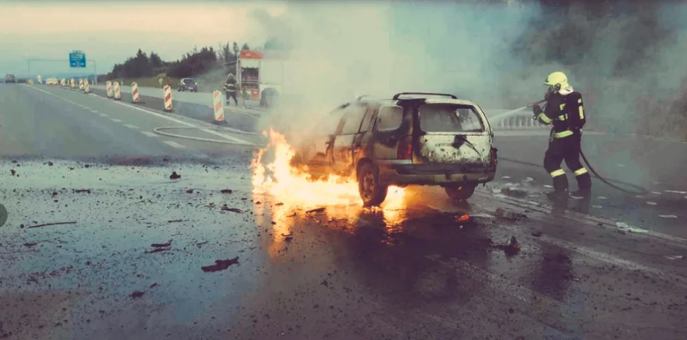 FOTO: Na dálnici z Olomouce do Ostravy kompletně shořelo osobní auto