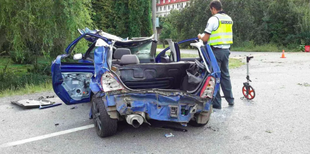 FOTO: Při nehodě osobního auta nedaleko Bouzova se zranily tři osoby, řidič byl opilý