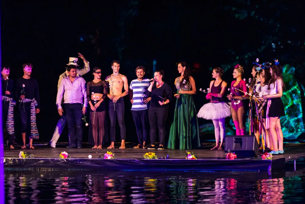 FOTO: Řeka má duši. Festival na vodě přilákal k jezírku ve Smetanových sadech stovky diváků