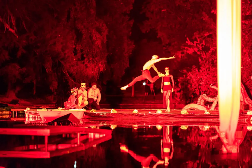 FOTO: Řeka má duši. Festival na vodě přilákal k jezírku ve Smetanových sadech stovky diváků