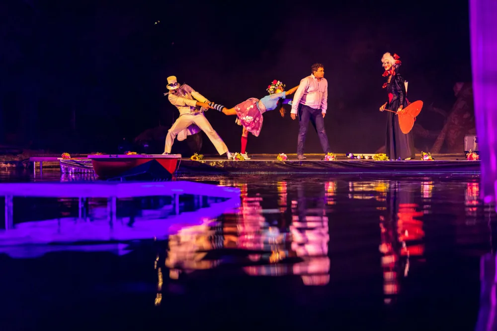 FOTO: Řeka má duši. Festival na vodě přilákal k jezírku ve Smetanových sadech stovky diváků