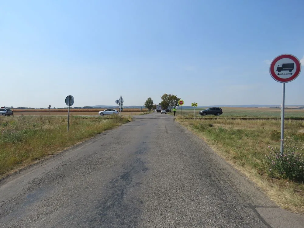 Řidička nedala na křižovatce u Smržic přednost motorkáři, ten skončil zraněný v poli