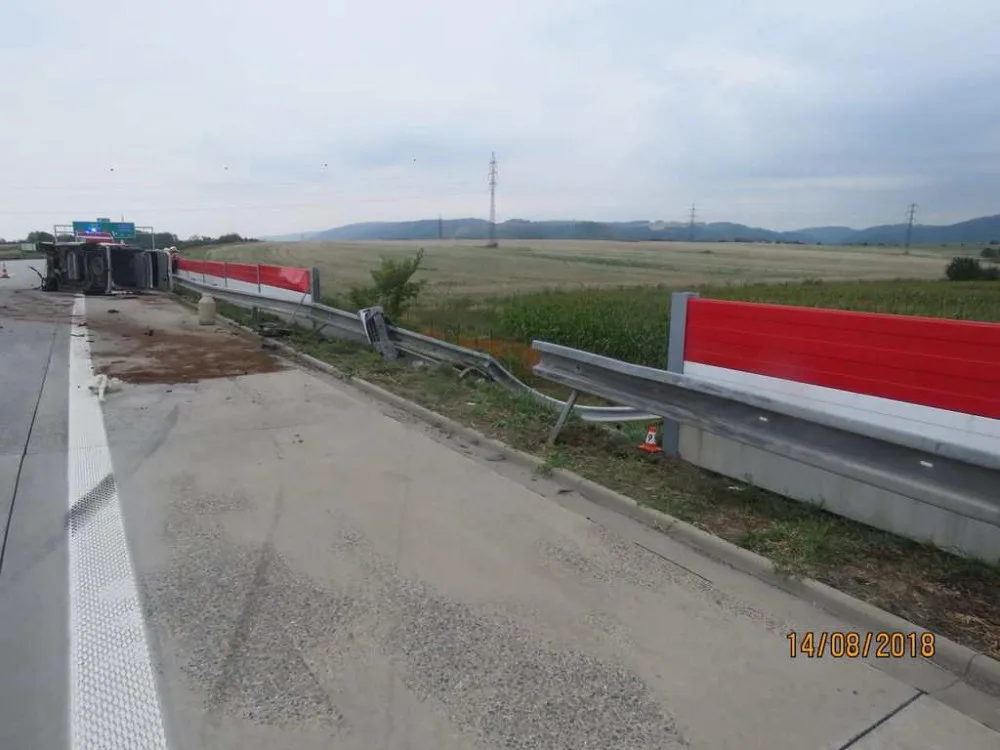 FOTO: Policie pátrá zřejmě po řidičce, která vytlačila auto ke svodidlům, zavinila nehodu a ujela