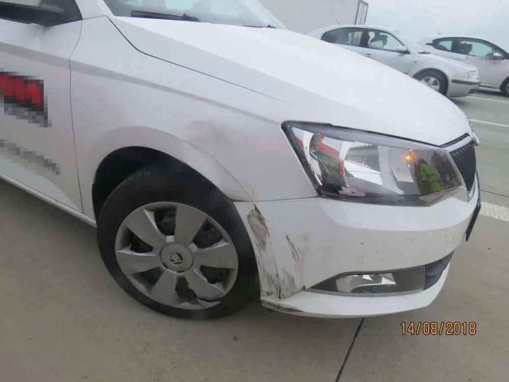 FOTO: Policie pátrá zřejmě po řidičce, která vytlačila auto ke svodidlům, zavinila nehodu a ujela