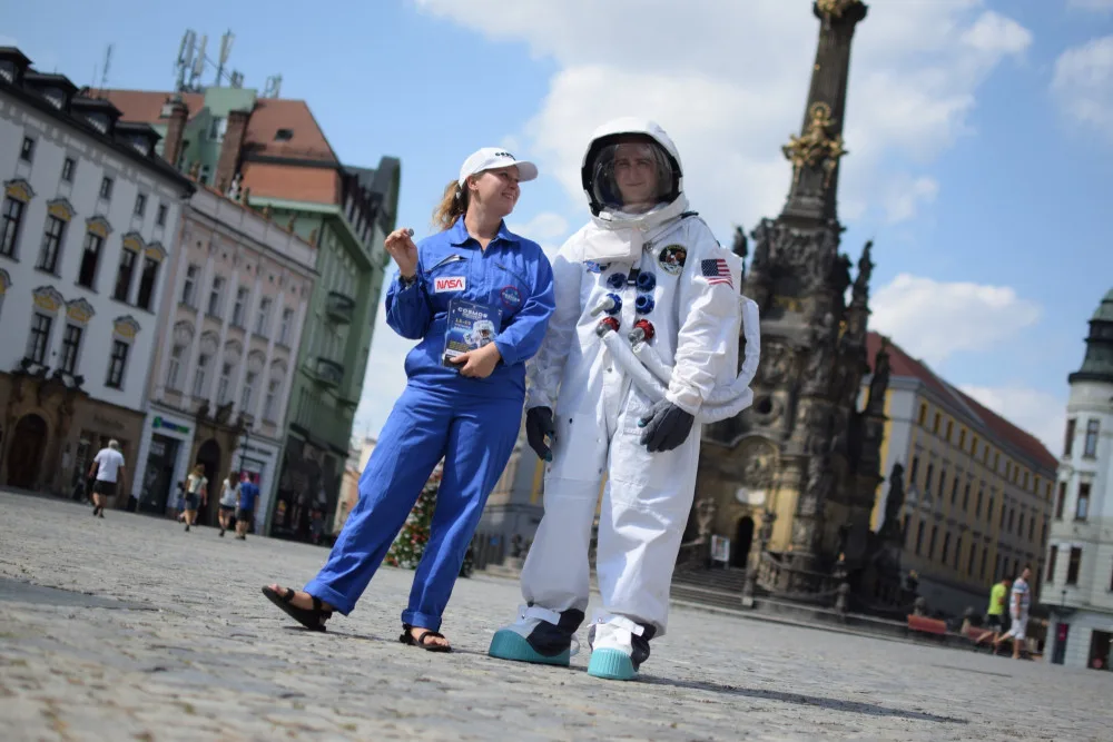 FOTO/SOUTĚŽ: Olomouc navštívil astronaut, lákal na probíhající vesmírnou výstavu. Vyhrajte na ni lístky!