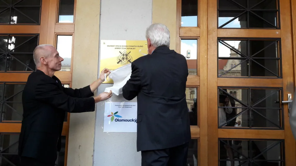 FOTO/VIDEO: V Olomouci byla odhalena deska připomínající padesáté výročí sovětské okupace
