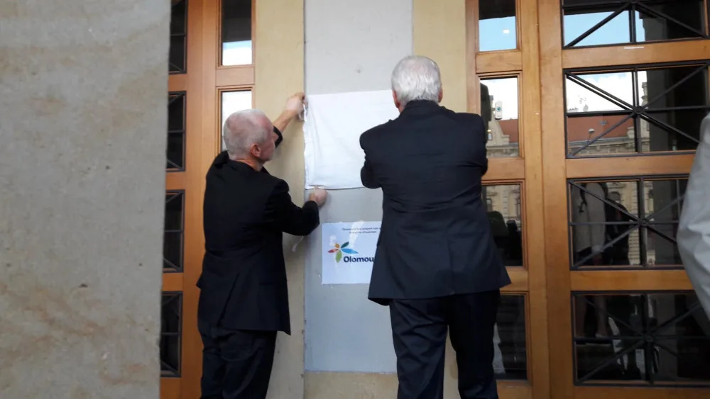FOTO/VIDEO: V Olomouci byla odhalena deska připomínající padesáté výročí sovětské okupace