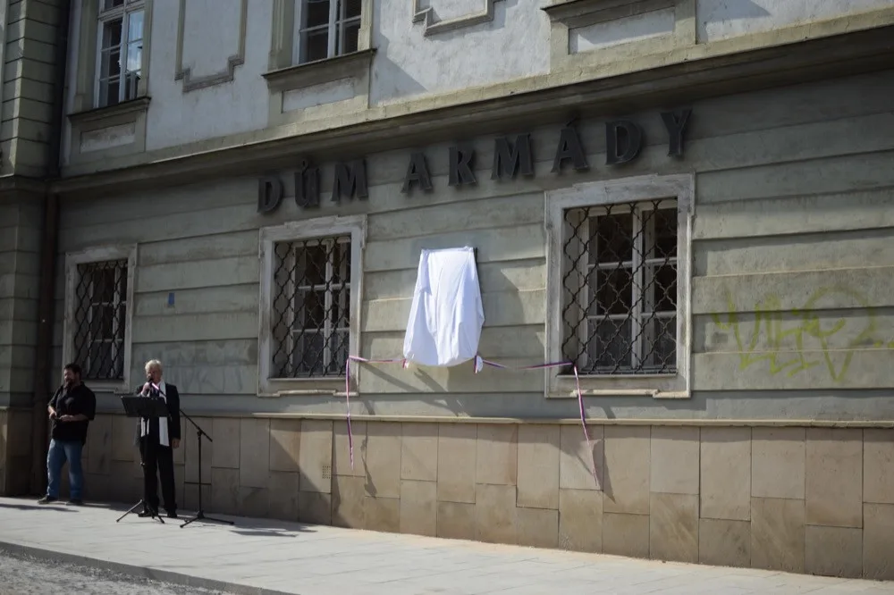 FOTO/VIDEO: Na Armádním domě v Olomouci byla dnes slavnostně odhalena pamětní deska Pavla Dostála