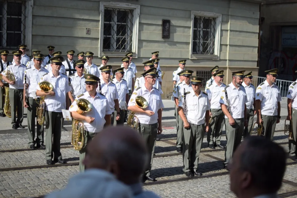 FOTO/VIDEO: Na Armádním domě v Olomouci byla dnes slavnostně odhalena pamětní deska Pavla Dostála