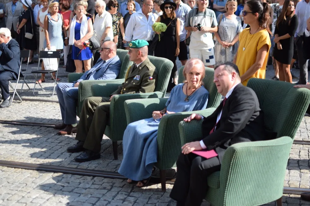 FOTO/VIDEO: Na Armádním domě v Olomouci byla dnes slavnostně odhalena pamětní deska Pavla Dostála