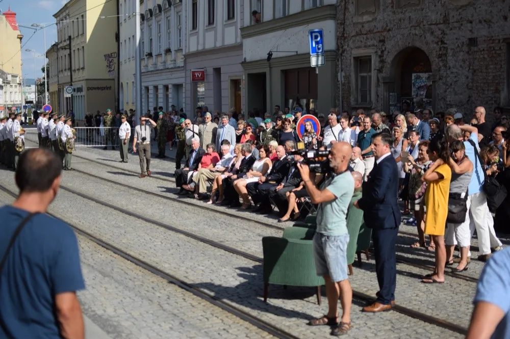 FOTO/VIDEO: Na Armádním domě v Olomouci byla dnes slavnostně odhalena pamětní deska Pavla Dostála