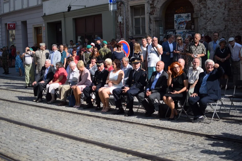 FOTO/VIDEO: Na Armádním domě v Olomouci byla dnes slavnostně odhalena pamětní deska Pavla Dostála