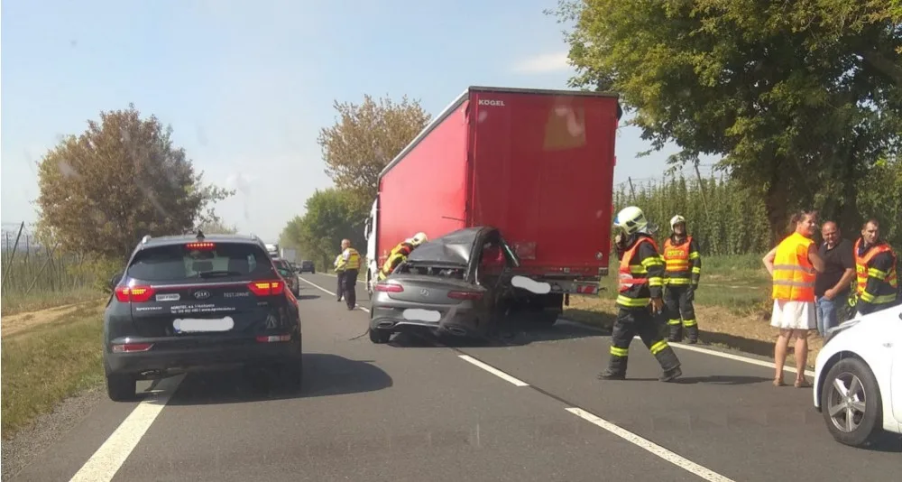AKTUÁLNĚ: Osobní auto nedobrzdilo před kolonou, narazilo do kamionu před sebou