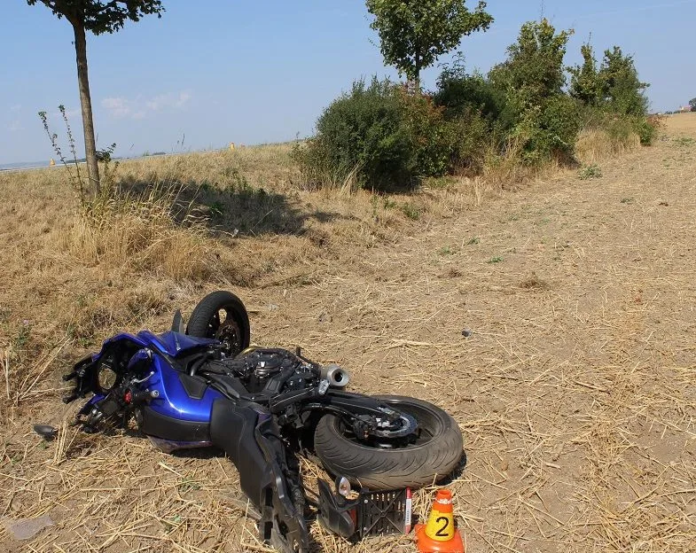 FOTO: Řidič auta nedal přednost motorkáři, ten byl letecky transportován do olomoucké nemocnice