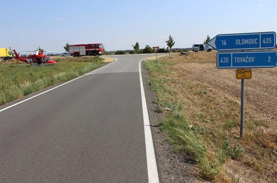FOTO: Řidič auta nedal přednost motorkáři, ten byl letecky transportován do olomoucké nemocnice