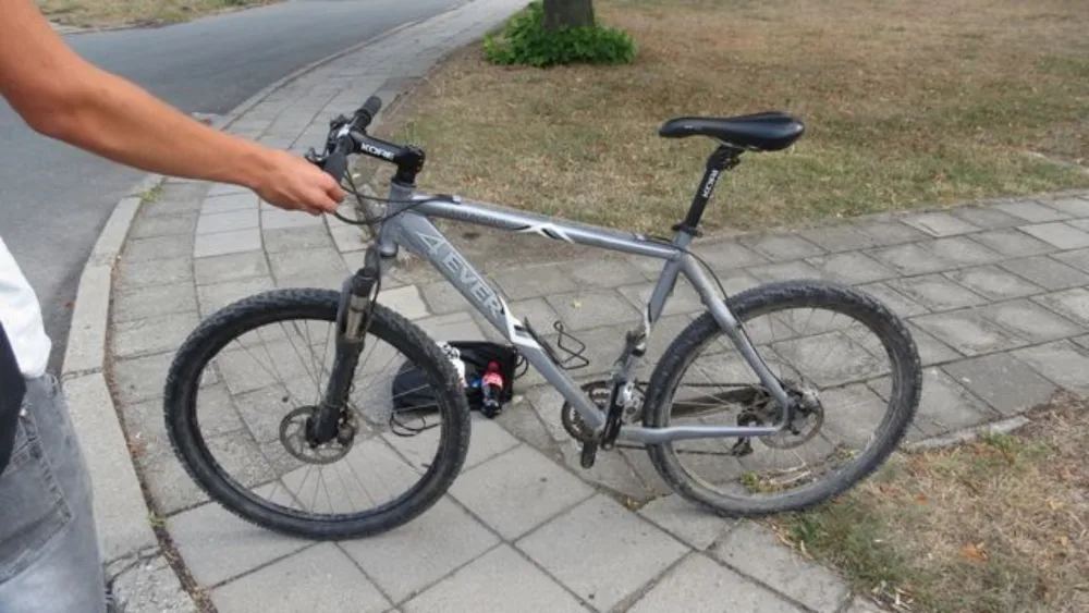 Policie pátrá po řidiči, který srazil cyklistu a ujel