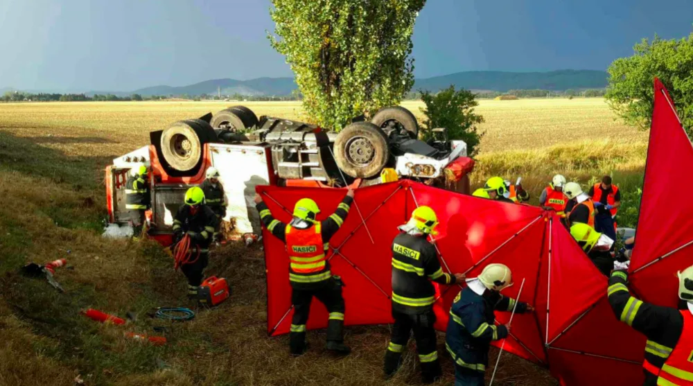 AKTUALIZOVÁNO: Při nehodě hasičské cisterny u Libivé zemřel hasič, další tři jsou zranění