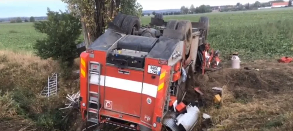 VIDEO: Hasiči zveřejnili záběry z tragické nehody u Libivé