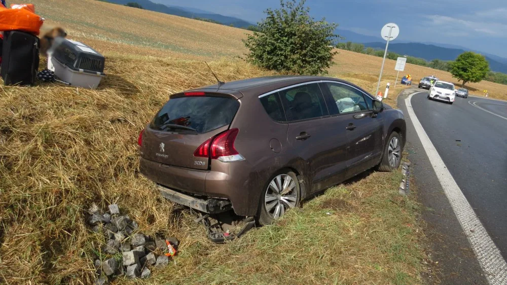 Řidiče na Bludovském kopci přemohla únava, způsobil havárii dvou aut