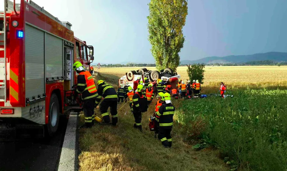 Hasiči připravují veřejnou sbírku pro zemřelého a těžce zraněného hasiče z nehody cisterny u Libivé