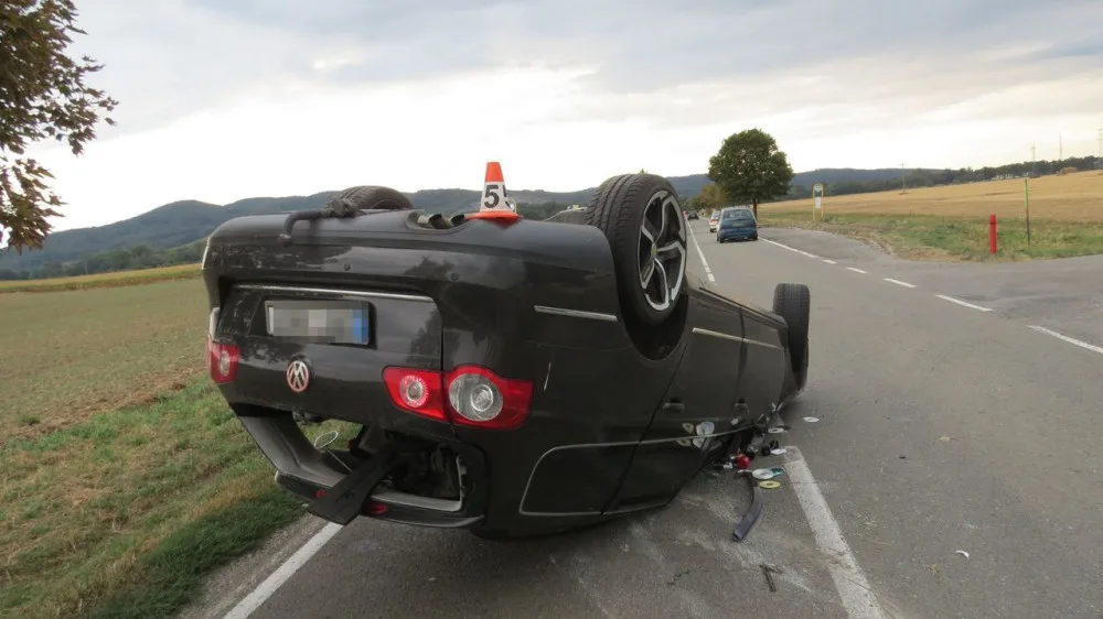 Mladý řidič nezvládl jízdu s přívěsným vozíkem, auto skončilo na střeše