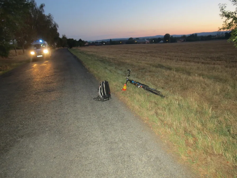 Muži, který ležel u silnice, někdo přejel ruku a nohu. Policie pátrá po svědcích nehody