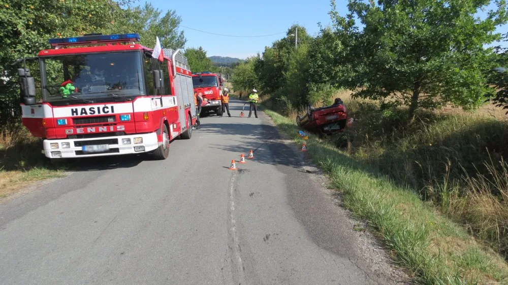 Řidič objížděl zaparkované vozy, se svým autem se střetl s protijedoucí řidičkou v Suzuki