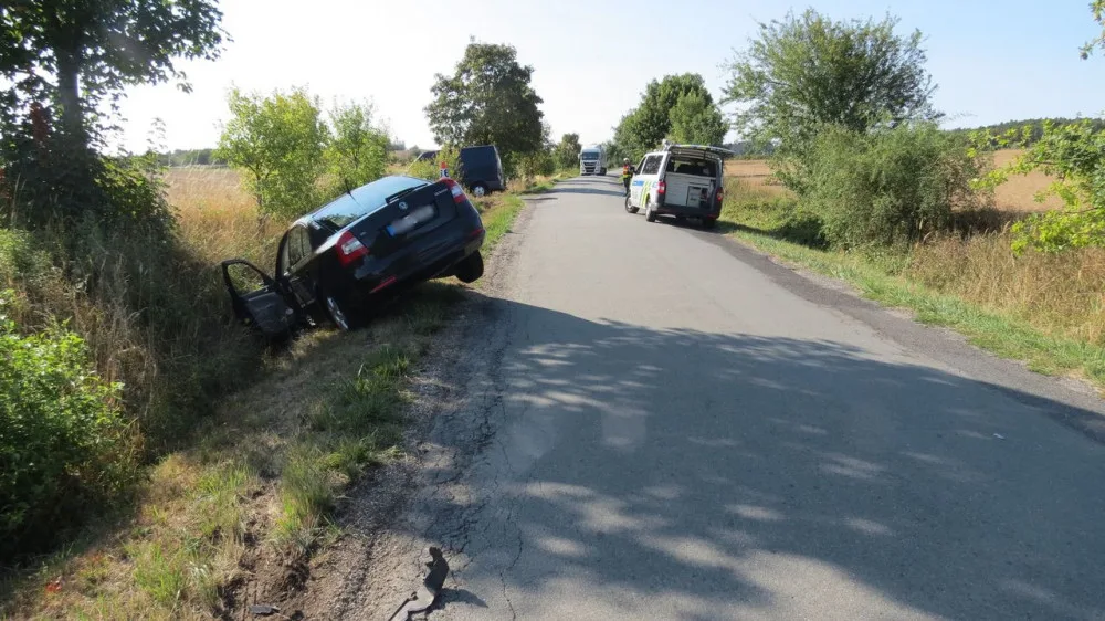 Řidič objížděl zaparkované vozy, se svým autem se střetl s protijedoucí řidičkou v Suzuki