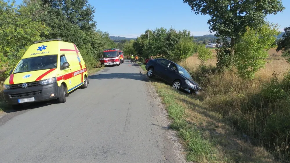 Řidič objížděl zaparkované vozy, se svým autem se střetl s protijedoucí řidičkou v Suzuki
