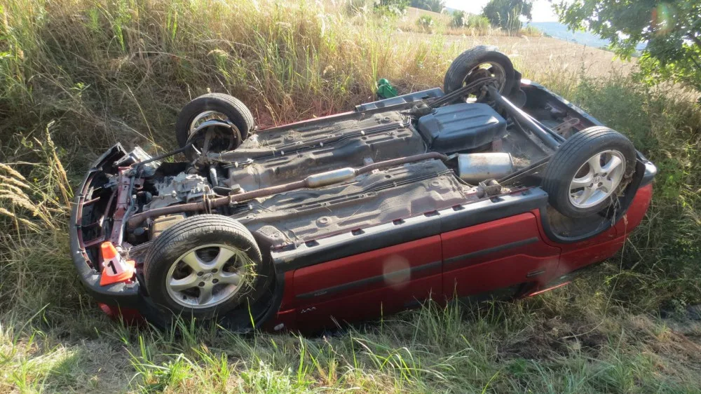 Řidič objížděl zaparkované vozy, se svým autem se střetl s protijedoucí řidičkou v Suzuki