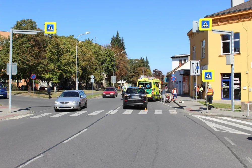 Motorkář naboural zezadu do auta. Jel příliš blízko a nestihl dobrzdit