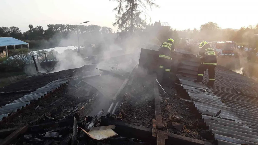 FOTO/VIDEO: Devět jednotek hasičů likvidovalo rozsáhlý požár autodílny