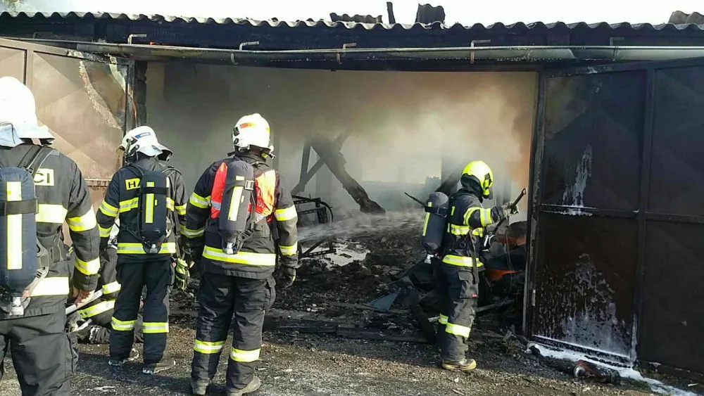 FOTO/VIDEO: Devět jednotek hasičů likvidovalo rozsáhlý požár autodílny
