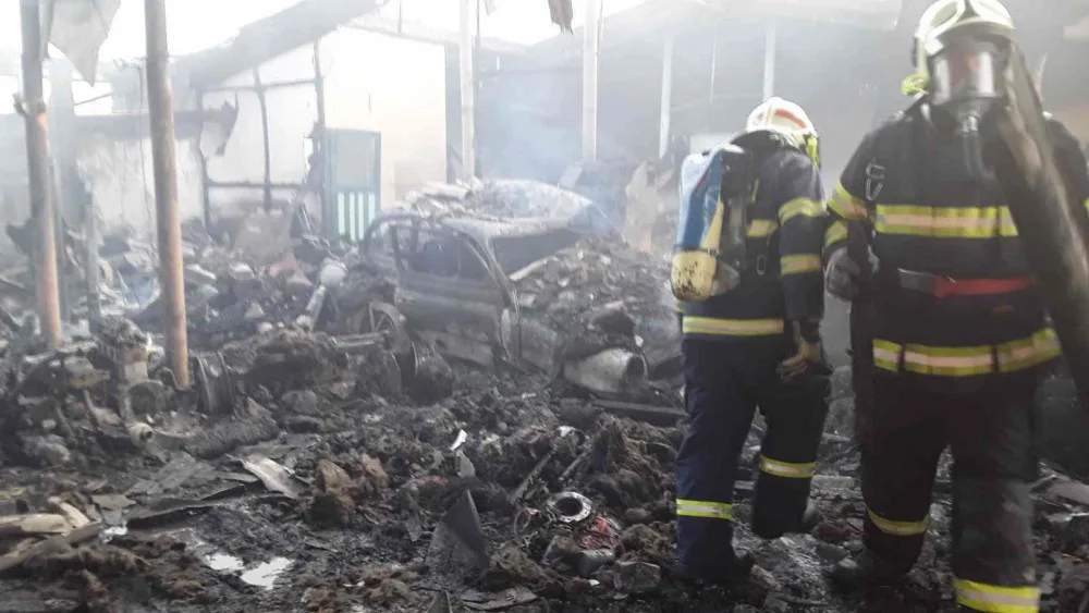 FOTO/VIDEO: Devět jednotek hasičů likvidovalo rozsáhlý požár autodílny