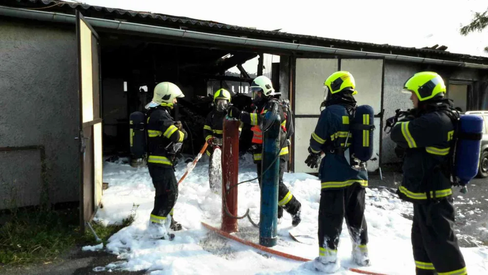 FOTO/VIDEO: Devět jednotek hasičů likvidovalo rozsáhlý požár autodílny