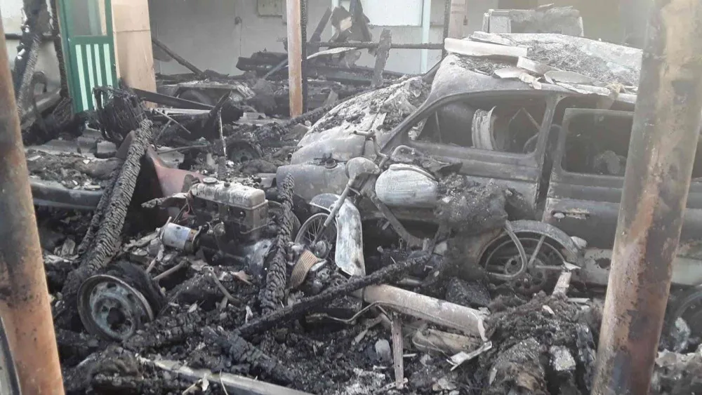 FOTO/VIDEO: Devět jednotek hasičů likvidovalo rozsáhlý požár autodílny