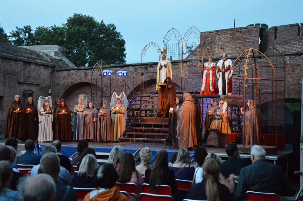 Na Moravské divadelní léto přislo více jak 2200 diváků, uzavřel ho Cyrano a aplaus vestoje