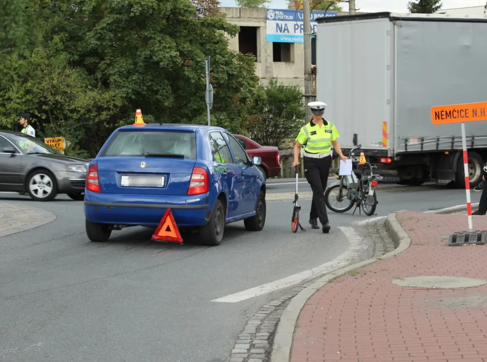 Šedesátiletá řidička přehlédla muže na babetě, srazila ho a skončil v nemocnici