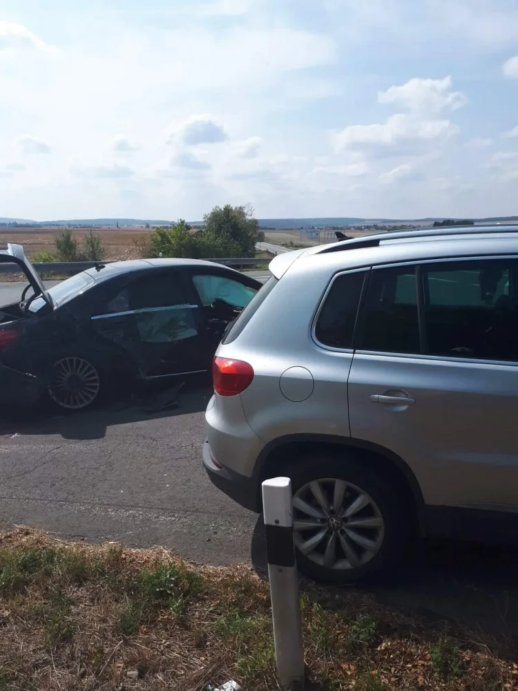 FOTO: U Unčovic se srazil mercedes s obytným vozem, zraněné děti byly převezeny do nemocnice