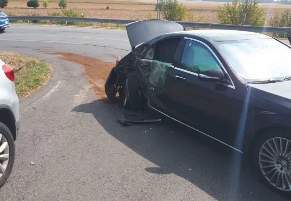 FOTO: U Unčovic se srazil mercedes s obytným vozem, zraněné děti byly převezeny do nemocnice