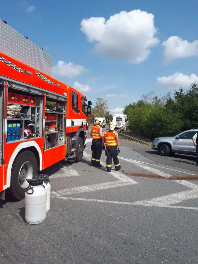 FOTO: U Unčovic se srazil mercedes s obytným vozem, zraněné děti byly převezeny do nemocnice