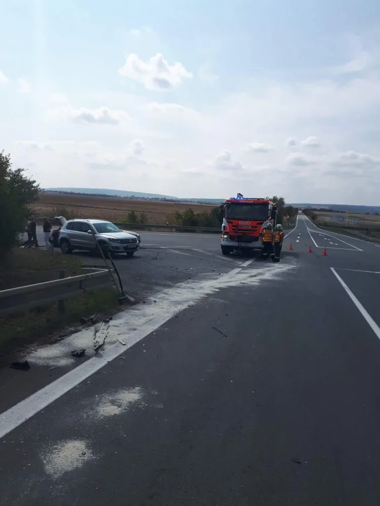 FOTO: U Unčovic se srazil mercedes s obytným vozem, zraněné děti byly převezeny do nemocnice