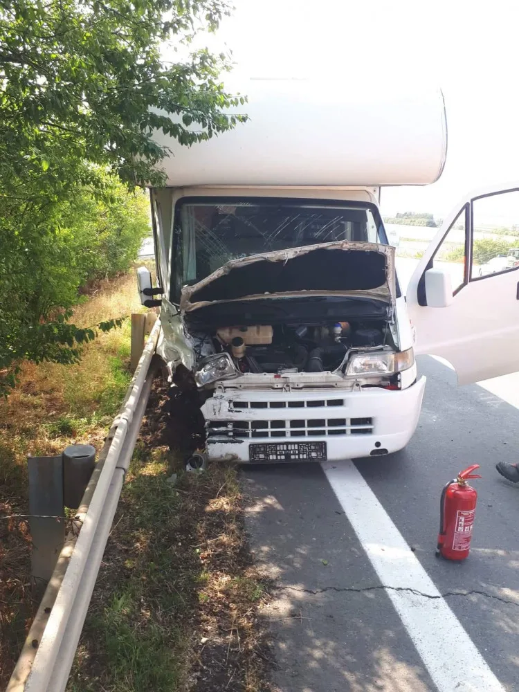 FOTO: U Unčovic se srazil mercedes s obytným vozem, zraněné děti byly převezeny do nemocnice