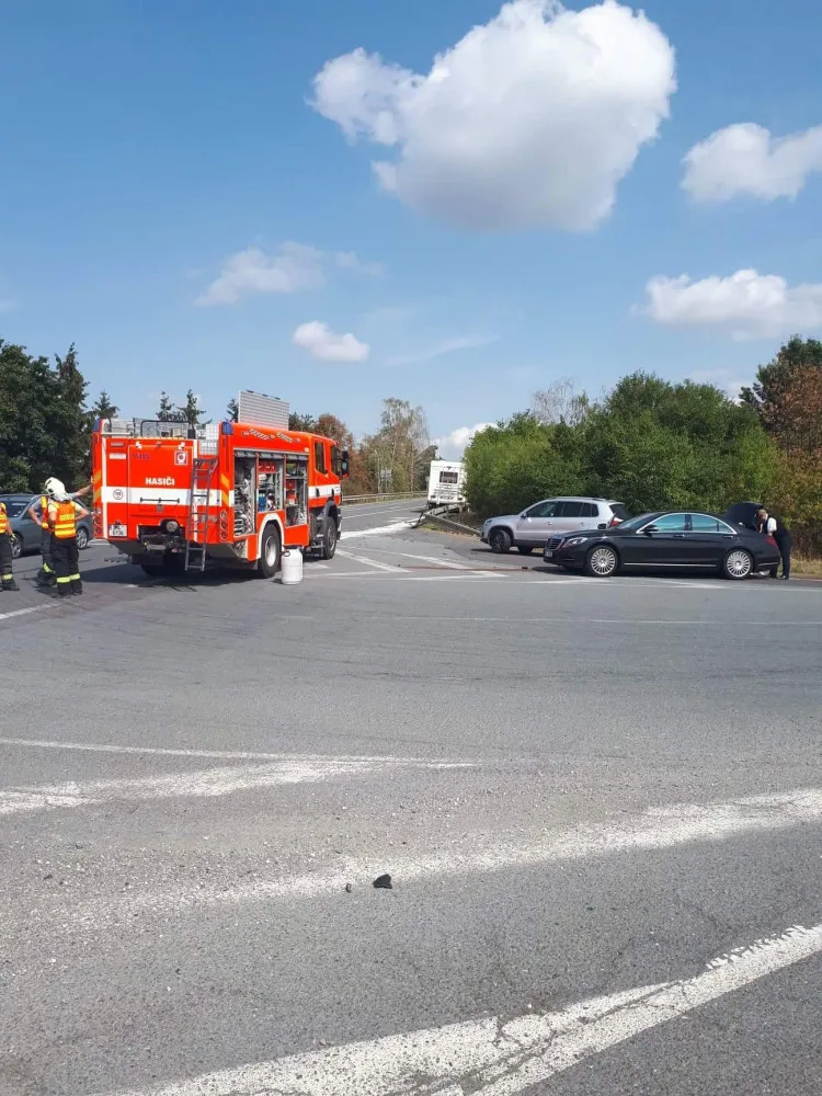 FOTO: U Unčovic se srazil mercedes s obytným vozem, zraněné děti byly převezeny do nemocnice