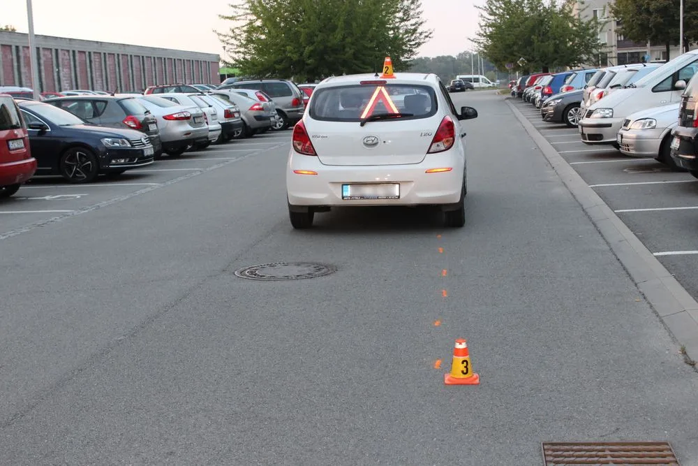 Osmiletý chlapec vběhl pod rozjeté auto, byl převezen do nemocnice
