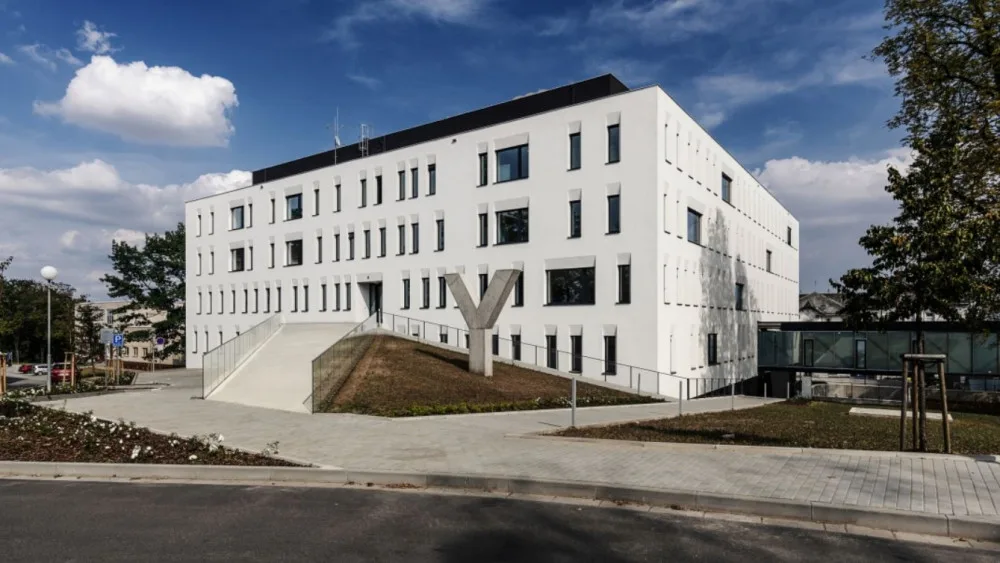 FOTO: Ve Fakultní nemocnici Olomouc byla otevřena nová budova interny. Stála 398 milionů korun